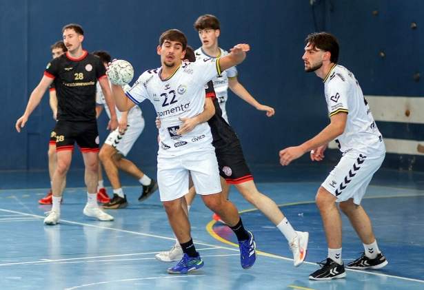 Jugada del derbi que disputaron Momento Maracena y BM Cúllar Vega (GP MEDIA)