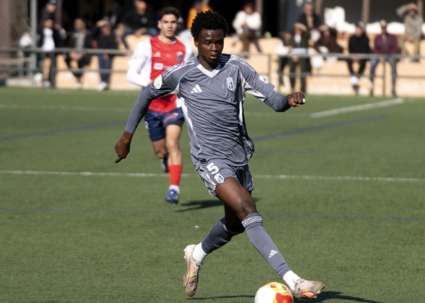 Un jugador del Recreativo Granada con el balón en el derbi ante el Churriana CF (GP MEDIA) Un jugador del Recreativo Granada con el balón en el derbi ante el Churriana CF (GP MEDIA)
