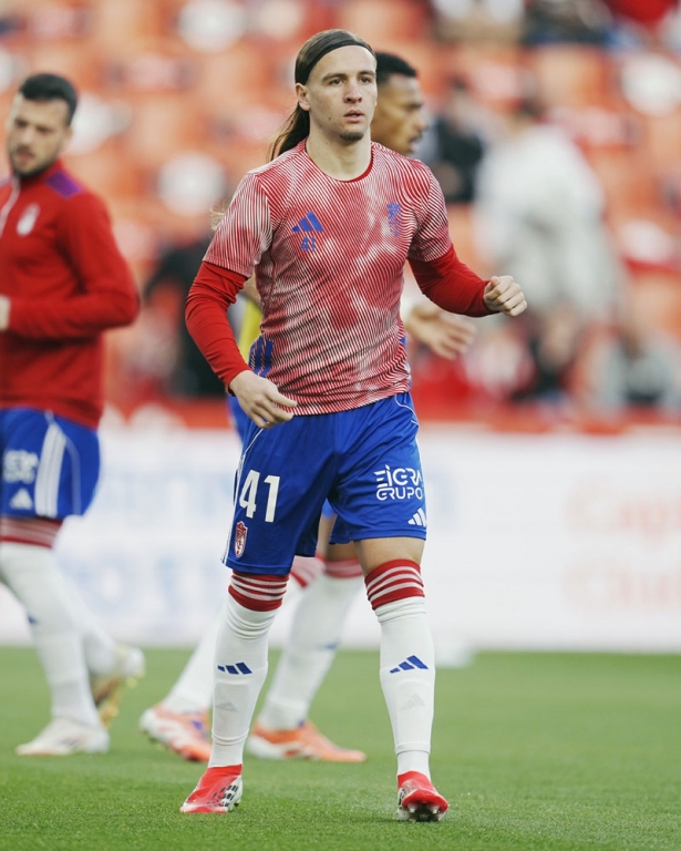 Izan González en el calentamiento del choque ante el Málaga CF (GCF)