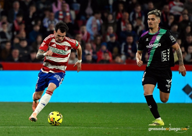 Álex Sola con el balón en una acción del derbi ante el Málaga CF (JOSÉ M. BALDOMERO) Álex Sola con el balón en una acción del derbi ante el Málaga CF (JOSÉ M. BALDOMERO)