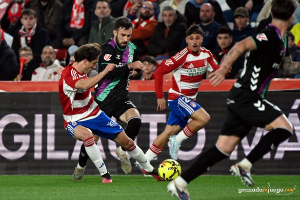 Diego Hormigo en una jugada en el derbi ante el Málaga CF (JOSÉ M. BALDOMERO)