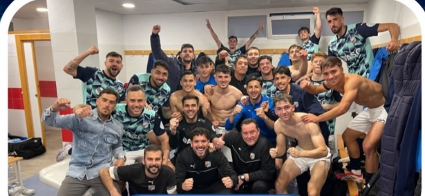 El CF Motril celebra el triunfo (CF MOTRIL)