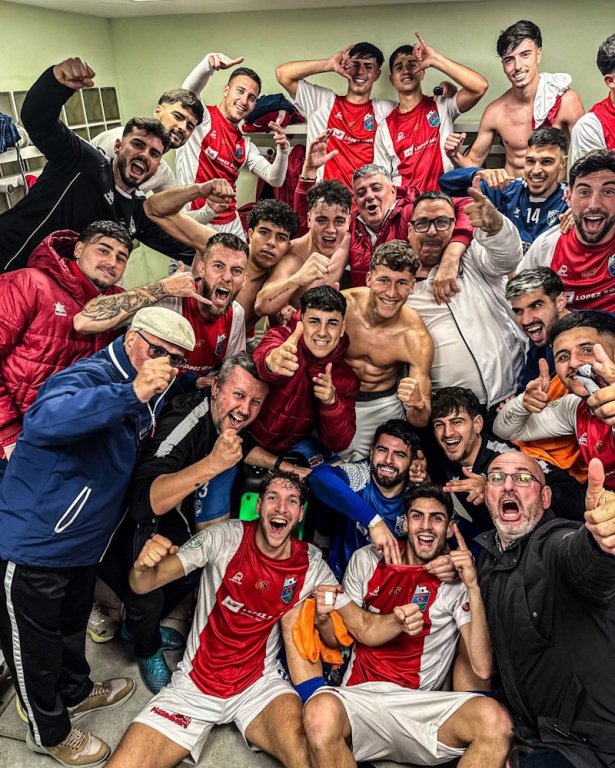 El Churriana celebra el triunfo (CHURRIANA CF)
