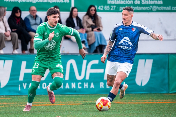 Isra Peláez avanza con el esférico (GPMEDIA) Isra Peláez avanza con el esférico (GPMEDIA)