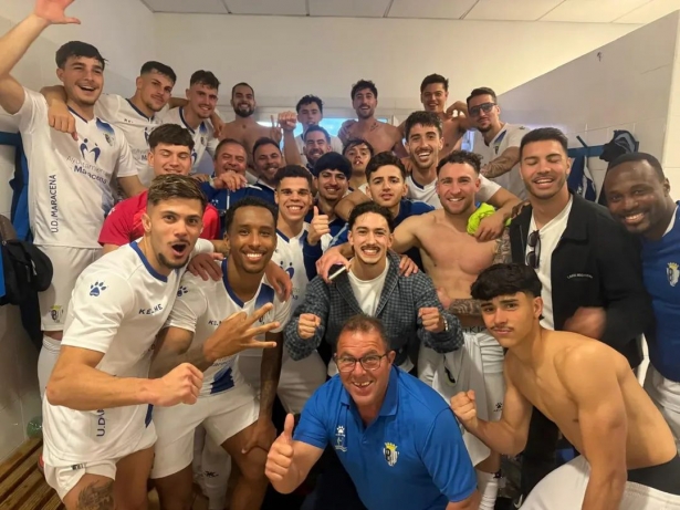 La UD Maracena celebra el triunfo (UD MARACENA)