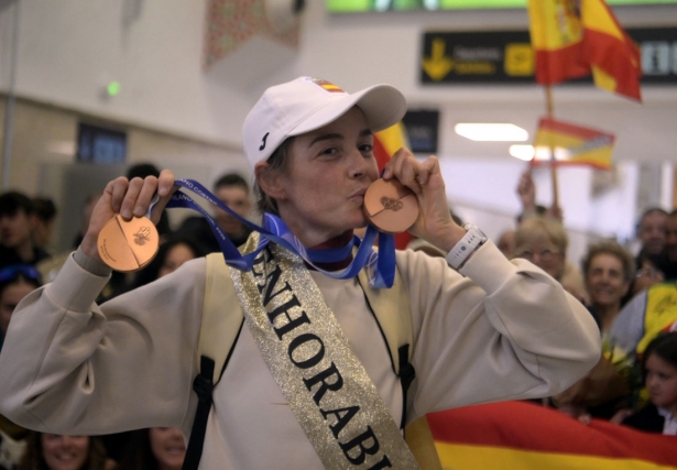 Ana Alonso besa una de las medallas que conquistó en los JJOO de Invierno en el aeropuerto de Granada (GP MEDIA)