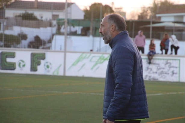 El entrenador de la UD Maracena B, Gustavo Segura (VILLANUEVA MESÍA CF)
