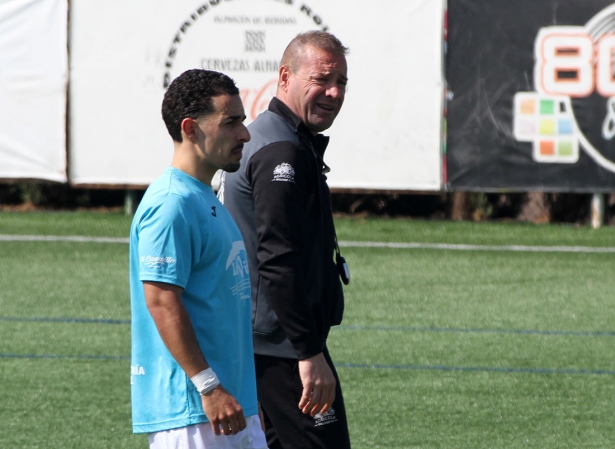 Manuel Montañés dialoga con un jugador de su equipo en La Zubia (J. PALMA)