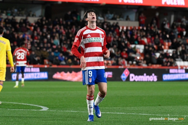 Los delanteros del Granada siguen sin estar finos (J.M. BALDOMERO) Los delanteros del Granada siguen sin estar finos (J.M. BALDOMERO)