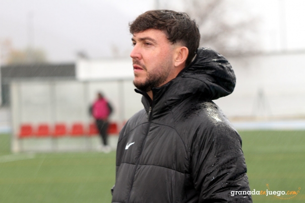 Julio Catalá, entrenador del CD Huétor Tájar, durante un partido (J. PALMA)