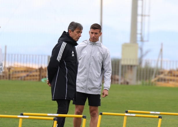 Pacheta dialoga con Alcaraz en el último entrenamiento de la semana (J. AZCOYTIA)