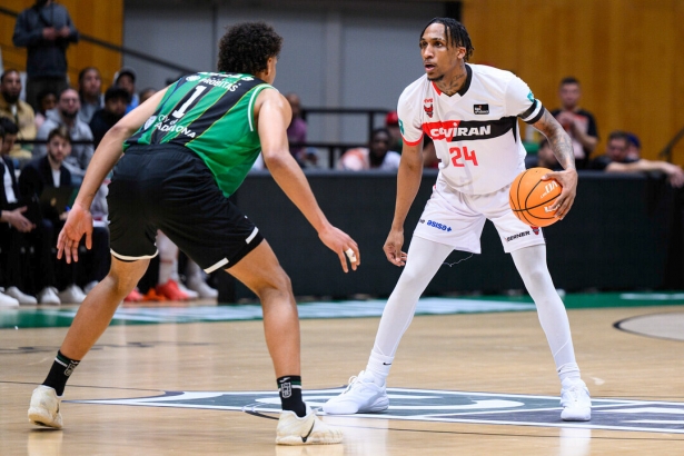 Yassel Pérez juega ante Kraag (ACB PHOTO/DAVID GRAU)