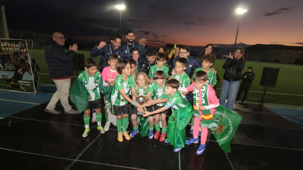 El Real Betis recoge si título (TORNEO PINOS PUENTE)