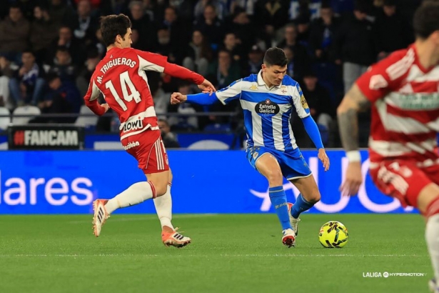 Manu Trigueros en una de las acciones del partido ante el Depor (LALIGA)
