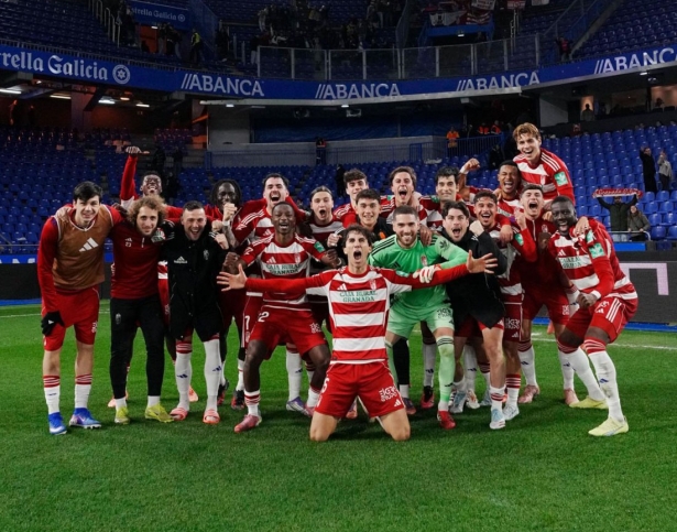 El equipo celebra la victoria con los aficionados desplazados hasta Riazor (GRANADA CF) El equipo celebra la victoria con los aficionados desplazados hasta Riazor (GRANADA CF)