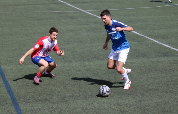 Sergio Delgado controla el balón ante un jugador del Poli Almería (PACO CASTILLO.)