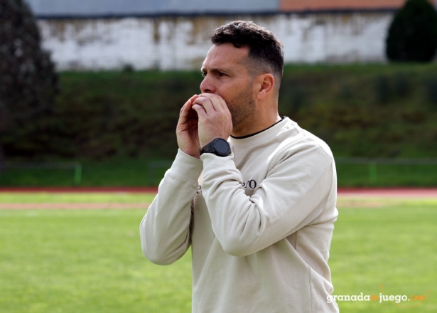 Javier Vilaseca, entrenador de la UD Maracena, durante el partido ante el At. Marbellí (J. PALMA)