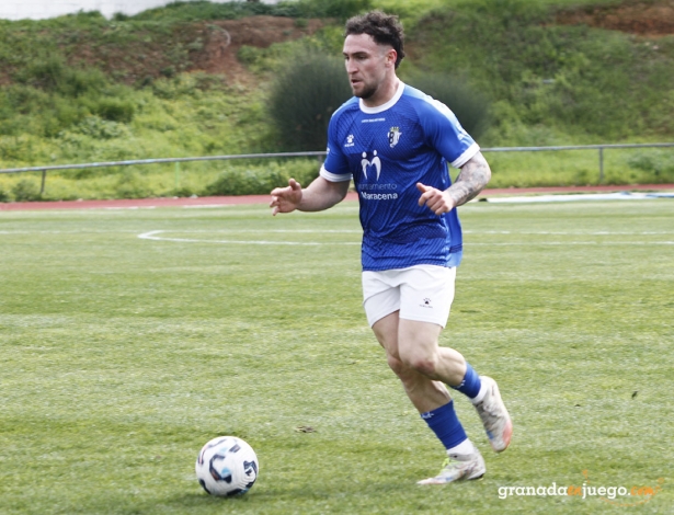 David Maldonado, jugador de la UD Maracena, durante el partido ante el At. Marbellí (J. PALMA)