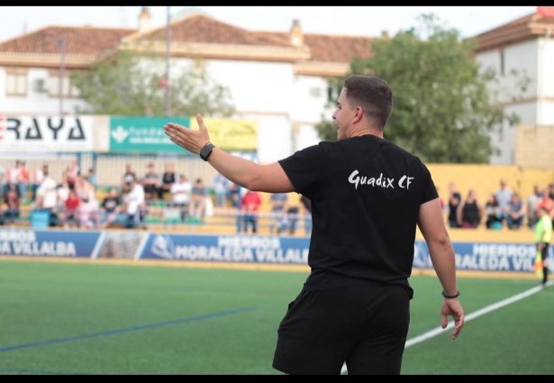 El segundo entrenador del Guadix CF, Adrián Ortega 