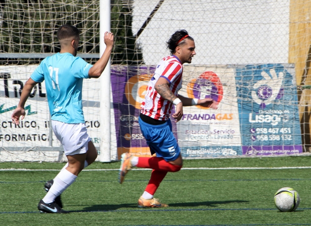 Adam fue fundamental en el triunfo del Atlético La Zubia (J. PALMA)