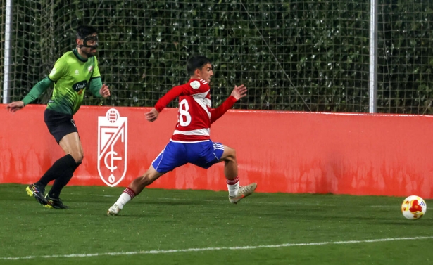 Una jugada del derbi disputado entre el Recreativo Granada y CD Huétor Vega (GP MEDIA)