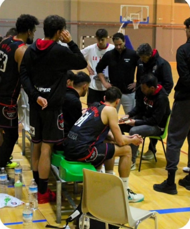 Jaime Medina da instrucciones durante un tiempo muerto (CB LA ZUBIA)