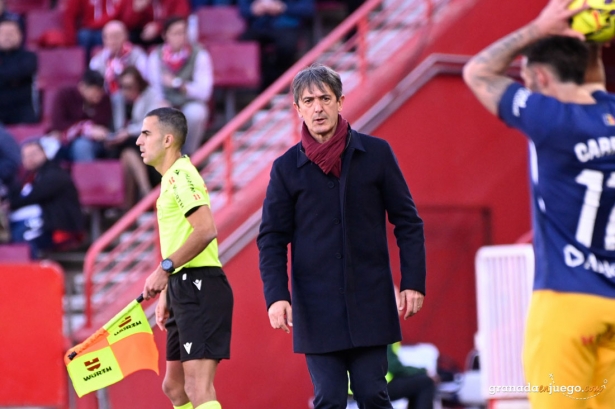 Pacheta, entrenador del Granada CF, en un momento del encuentro ante el FC Andorra (JOSÉ M. BALDOMERO) Pacheta, entrenador del Granada CF, en un momento del encuentro ante el FC Andorra (JOSÉ M. BALDOMERO)