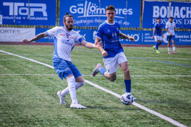 Rafilla pugna por el balón con Raúl Fernández (MIGUEL JÁIMEZ.)