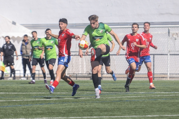 El Huétor Vega igualó ante el Torre del Mar (GPMEDIA)