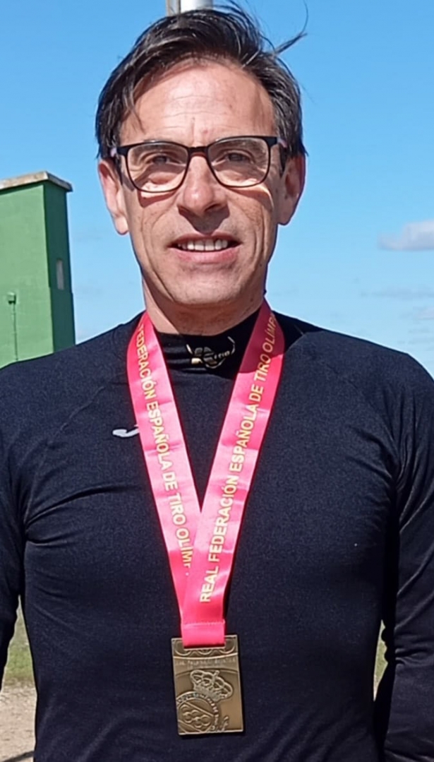 Melitón Briñas con su medalla Melitón Briñas con su medalla