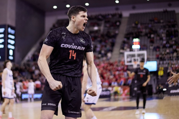 Alibegovic celebra una acción con furia (FERMÍN RODRÍGUEZ/COVIRÁN GRANADA)