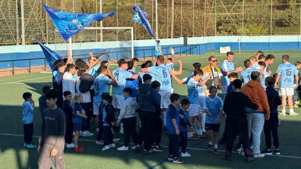 El Almuñécar CF celebra el ascenso (ALMUÑÉCAR CF) El Almuñécar CF celebra el ascenso (ALMUÑÉCAR CF)