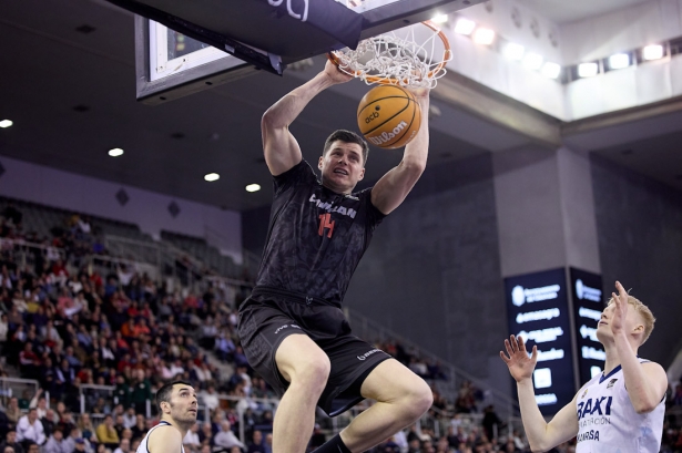 Alibegovic machaca el aro (FERMÍN RODRÍGUEZ) Alibegovic machaca el aro (FERMÍN RODRÍGUEZ)