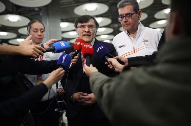 presidente del Comité Paralímpico Español, Alberto Durán, durante la llegada al aeropuerto de Madrid-Barajas del equipo paralímpico tras los Juegos Paralímpicos de Invierno de Milán-Cortina 2026 ALEJANDRO MARTÍNEZ VÉLEZ/EUROPA PRESS)