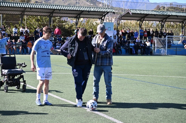Ernesto realiza el saque de honor 