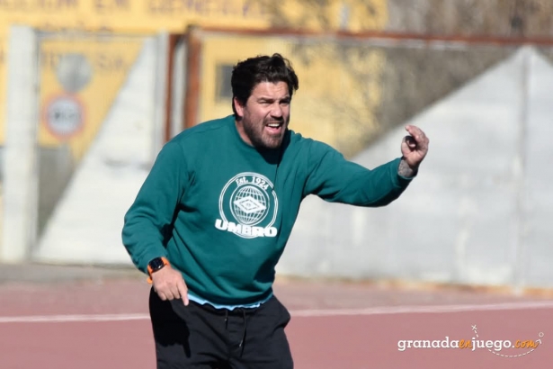 El entrenador del CD Santa Fe, Luis Torres (JOSÉ M. BALDOMERO)