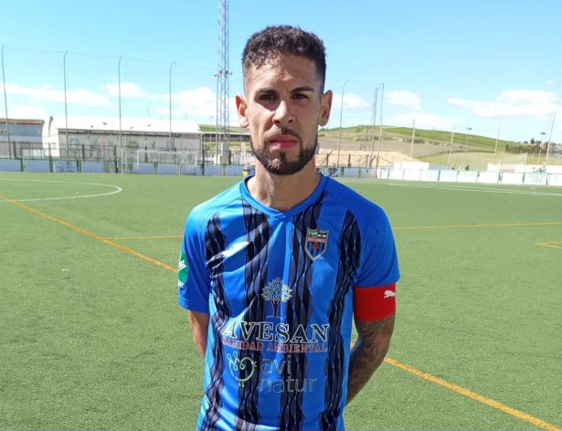 El jugador del Purullena, Santi de Haro (LOREN TOMÁS)