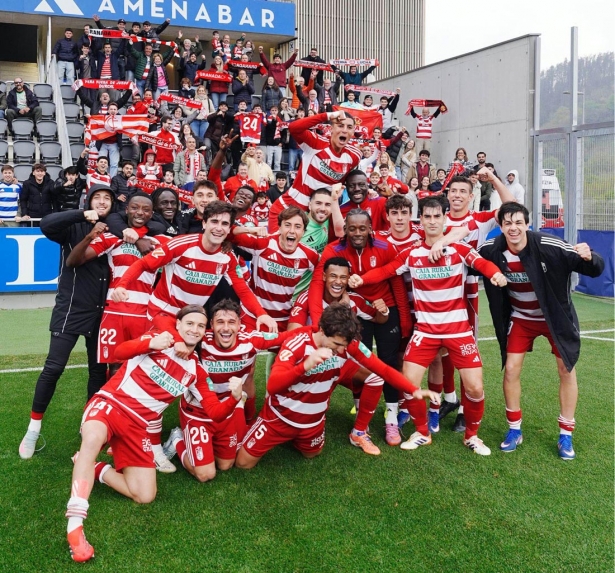 Los jugadores del Granada CF celebran la victoria con los aficionados desplazados a Zubieta (GCF) Los jugadores del Granada CF celebran la victoria con los aficionados desplazados a Zubieta (GCF)