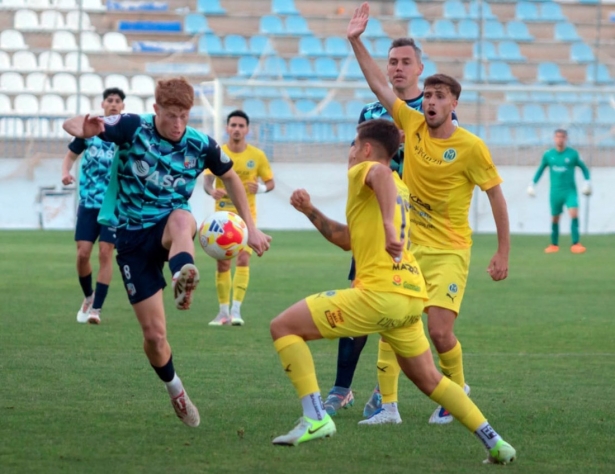 Cameron (CF Motril) rodeado de jugadores del Marbellí (SEMANARIO MUCHO DEPORTE)