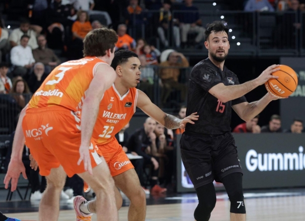 El Coviran no pudo frenar al Valencia Basket (COVIRAN GRANADA) El Coviran no pudo frenar al Valencia Basket (COVIRAN GRANADA)