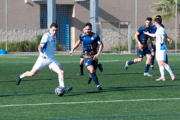 Sera golpea el balón en una acción del partido (MARCEL SANFELICE)