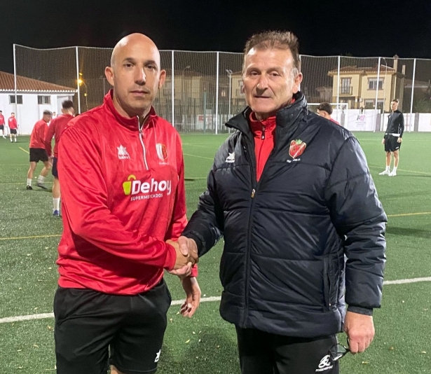 Óscar Gómez, a la izquierda, junto al presidente del Cúllar Vega CF (CVCF)