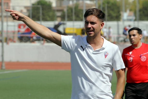 Julio Franco, entrenador del Vandalia de Peligros, durante un partido (J. PALMA)