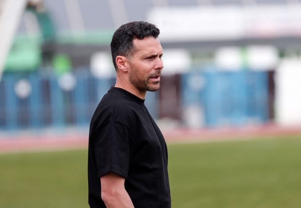 Javier Vilaseca, entrenador de la UD Maracena, durante un encuentro (GP MEDIA)