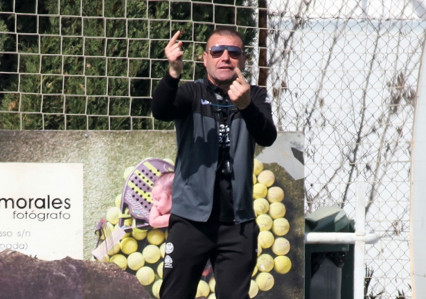 Manuel Montañés, entrenador del Águilas de Zujáira, durante un partido (J. PALMA)