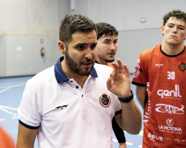 Óscar Valero, entrenador del BM Ciudad de Granada, durante un partido 