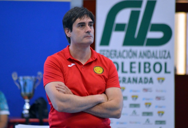 Fran Santos, entrenador del CDU Atarfe, durante un partido (GRJ)