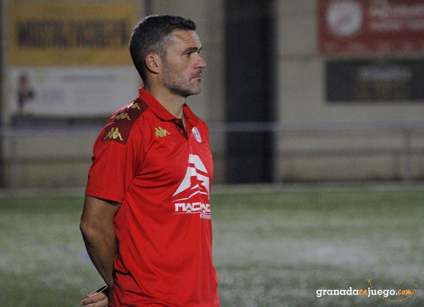 Jorge Molina, entrenador del Arenas de Armilla, durante un partido (J. PALMA)