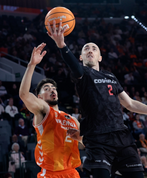 Jonathan Rousselle penetran a canasta (Miguel Ángel Polo / ACB PHOTO)