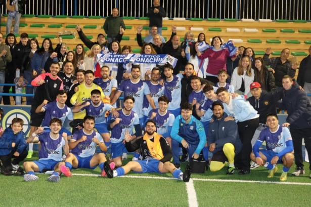 El Atlético Monachil celebra el empate junto a su afición (ATLETICO MONACHIL) El Atlético Monachil celebra el empate junto a su afición (ATLETICO MONACHIL)
